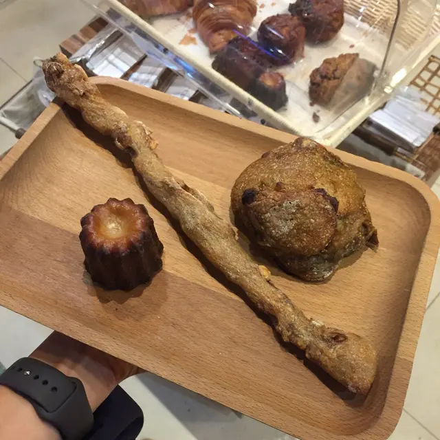 Canele ; Mixed Nuts Bread Stick <樹枝>; and Orange peel & Dried figs Sourdough <香橙無花果酸種麵包>