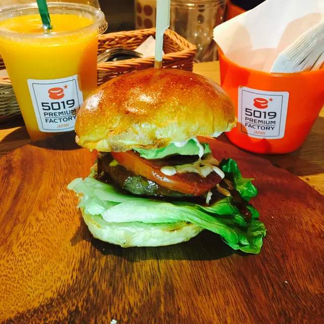 牛油果和牛漢堡