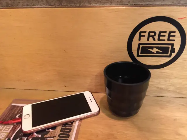 值得一讚的是店家還貼心地提供android和iphone充電線，
當我們吃東西時，電話也可以一齊補給😂