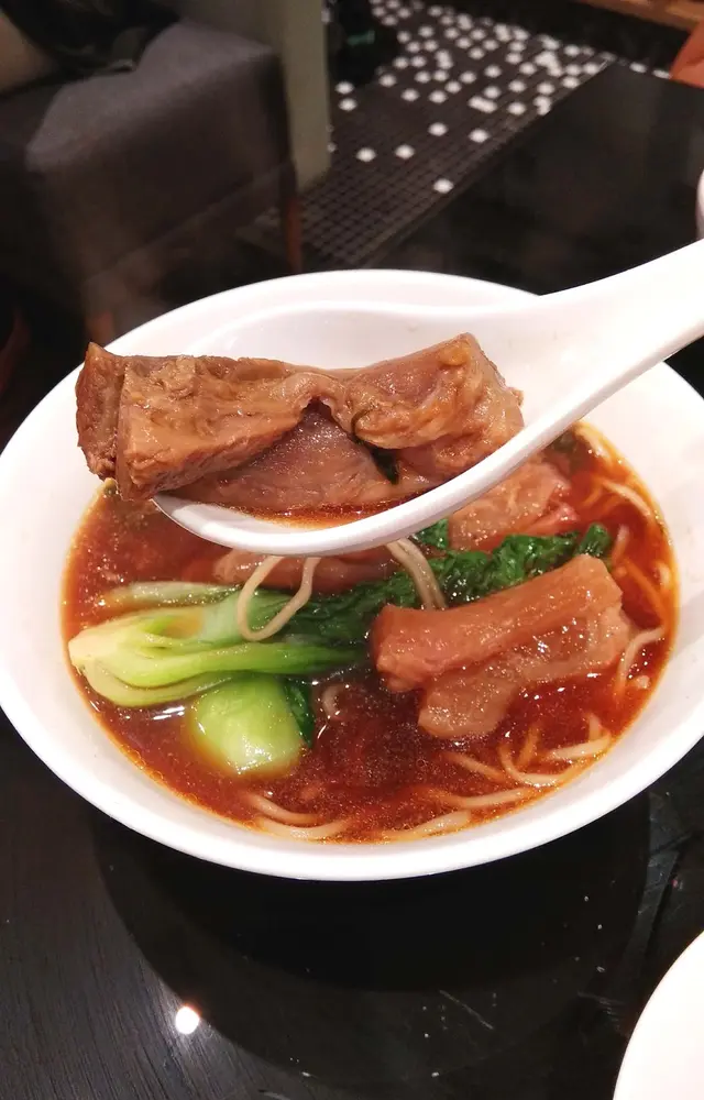 牛腩煮過後肉質嫩滑,和半筋配合,而且連帶少許脂肪筋膜,也挺入味不錯