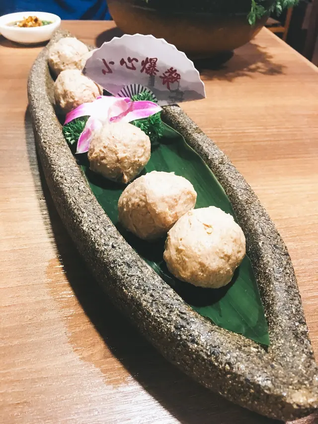 必須小心翼翼地咬開牛丸，避免湯汁燙口。