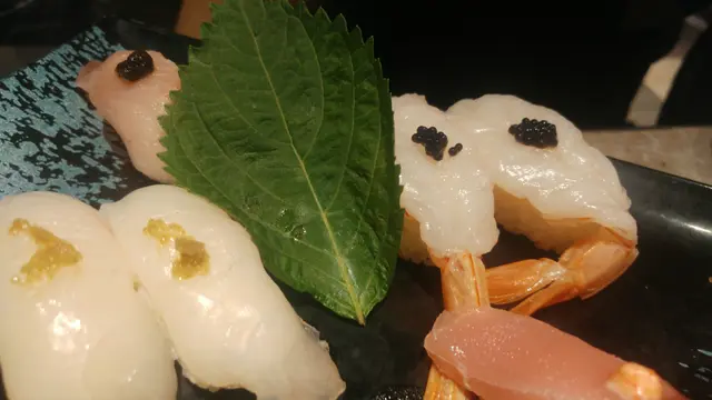 比朋友食咗一件,唯有就位影