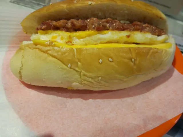 招牌芝士鹹牛肉蛋豬仔包