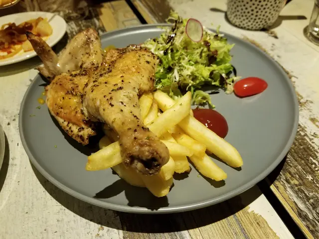 白酒欖油焗法國春雞配燒汁薯菜