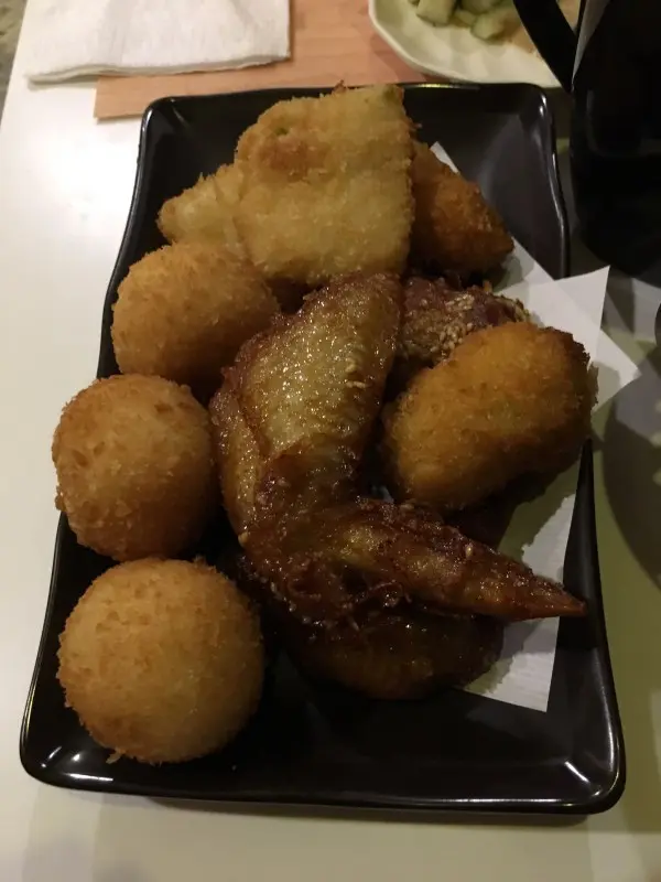 炸物種類豐富、選擇甚多。當中最為精采的不得不提榴槤炸彈。圓滾滾的外形加上金黃 香脆的表皮、光是賣相已令人期待十足！一口咬下、 內裏是滿滿的榴槤蓉。是道令人endcall再endcall的成功小吃。