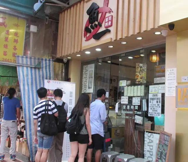 小店門口企了不少路人