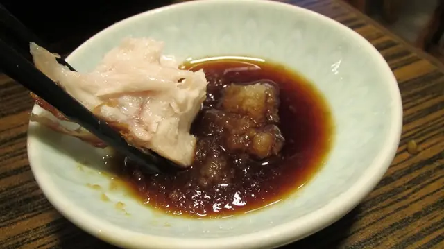 蘸上蘿白蓉醋汁有助中和其油膩感