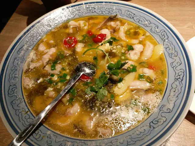 大大大盤，我相信4個人都夠食。全魚肉，好新鮮，可以選微辣。