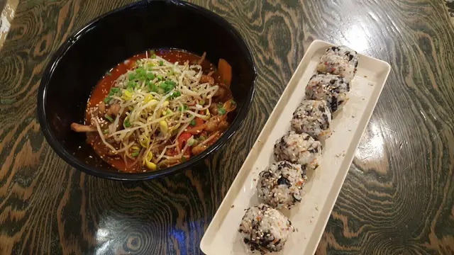 辣湯味鳳爪+飛魚子飯團