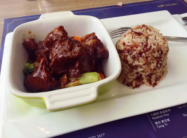 紅酒燴牛配紅糙米飯