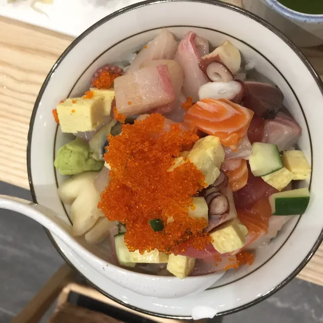 雜錦魚生丼