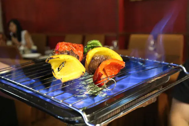 地中海式火焰牛柳串燒 配牛肉燒汁 伴蒜蓉香草醬薯角