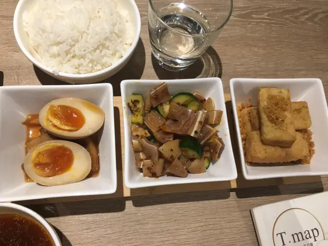 炸魚腐  麻辣豬耳  糖心蛋  好味😁