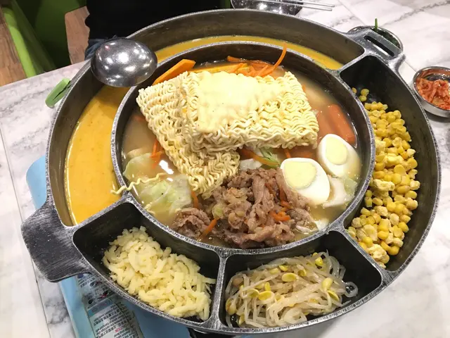 其實成日都覺得食部隊鍋就系食緊韓式杯麵!