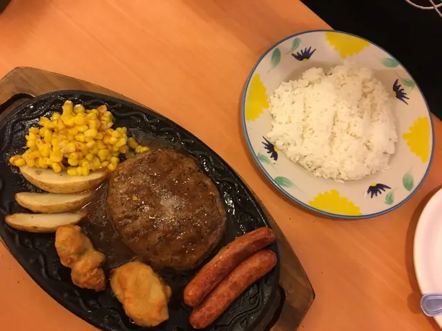 鐵板漢堡腸雞球配白飯