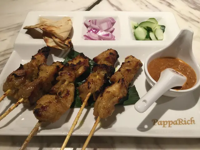 旁邊還配以洋蔥、青瓜、薄餅等，
用薄餅配以雞肉和其他配料，
再蘸上美味沙嗲汁，又是另一番新滋味！☺️