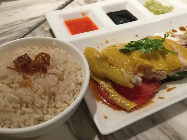 雞飯跟平時吃的油飯不一樣，
每顆飯帶有雞油的色澤，而且粒粒分明，
又同時散發着班蘭葉的清香，
除了多了炸蒜外，
飯粒中還藏着薑粒，幾特別又不錯吃！😎