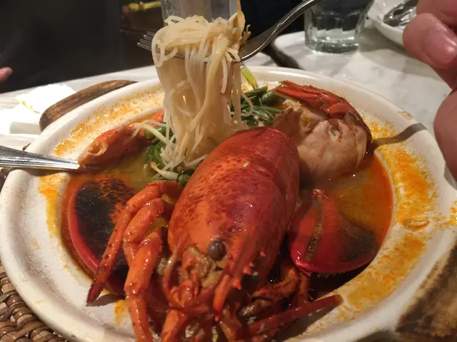 麵底保留大馬正宗的「摻摻」溝面製法，
1/3米粉配以2/3油麵的完美比例，
米粉盡吸湯汁，加上爽口滑嘟嘟的油麵，口感更為豐富，滋味無窮！ 😋