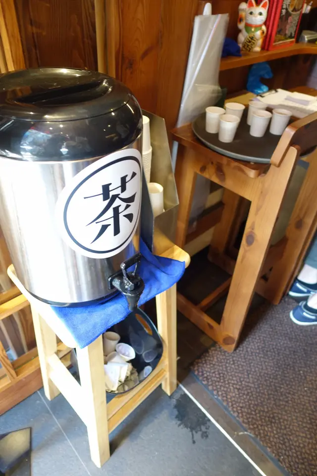 店家實在細心體貼！門口位置預備了茶，好讓在門外排隊的食客解渴降溫！