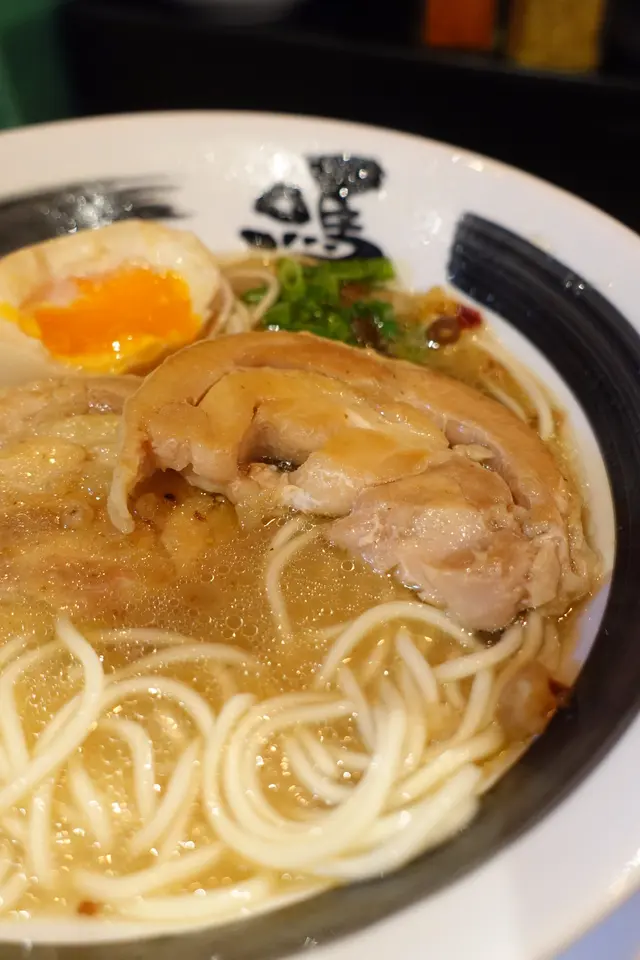 雞叉燒肉質鮮嫩柔軟，表面帶焦香，雞肉食落更香口