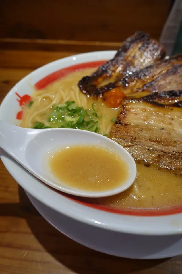 最強的濃厚豚骨湯底，味香濃而多油！