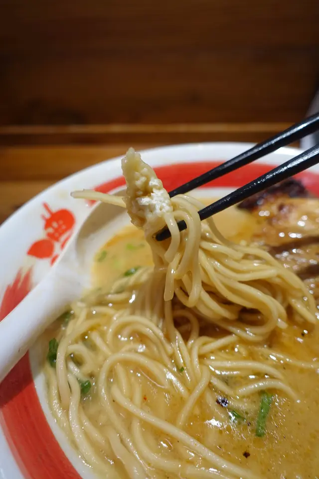 美中不足的是拉麵黏在一團，中間的拉麵尚未熟！