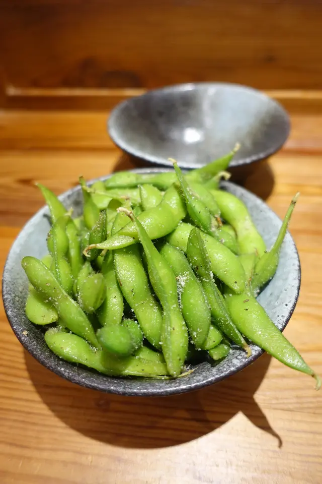 表面灑上鹽及調味料，雪凍的枝豆，入口更爽脆！