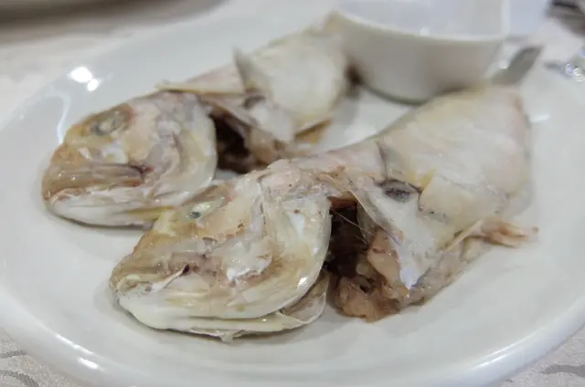 潮食咸青根, 潮洲食法, 不打鱗, 留鮮味. 凍吃配面醬, 一個字 "鮮"