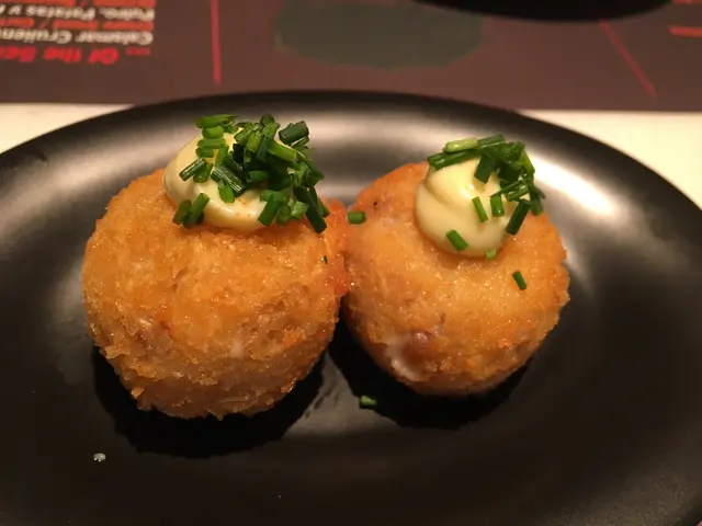 炸黑毛豬火腿球