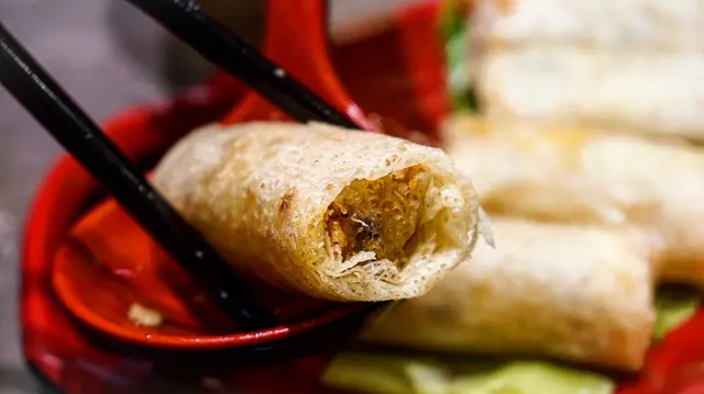 春卷皮用上網狀外層，入口好有層次，入面嘅餡除左傳統會用上的豬肉，這個春卷更加加入芋頭、香菇同䓤，口感同味道都好豐富