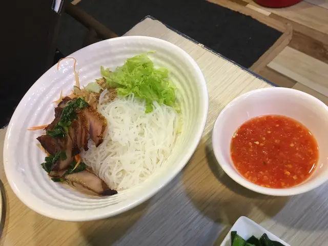 配上酸辣醬汁，令人開胃