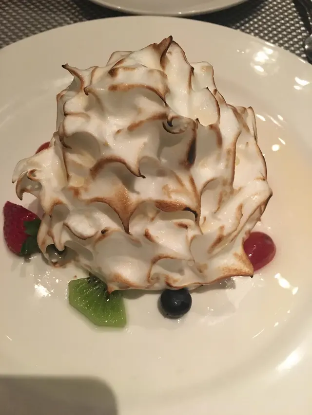 類似火焰雪山的一個甜品，上枱時，會倒燒著咗的酒落去！好震憾！