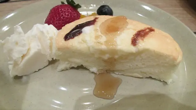 班戟輕盈且極鬆軟,還有些回彈