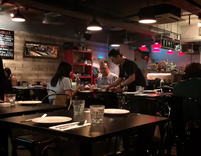 餐廳裝飾簡單漂亮,我最愛那些以前在街市看到的紅色燈罩的燈