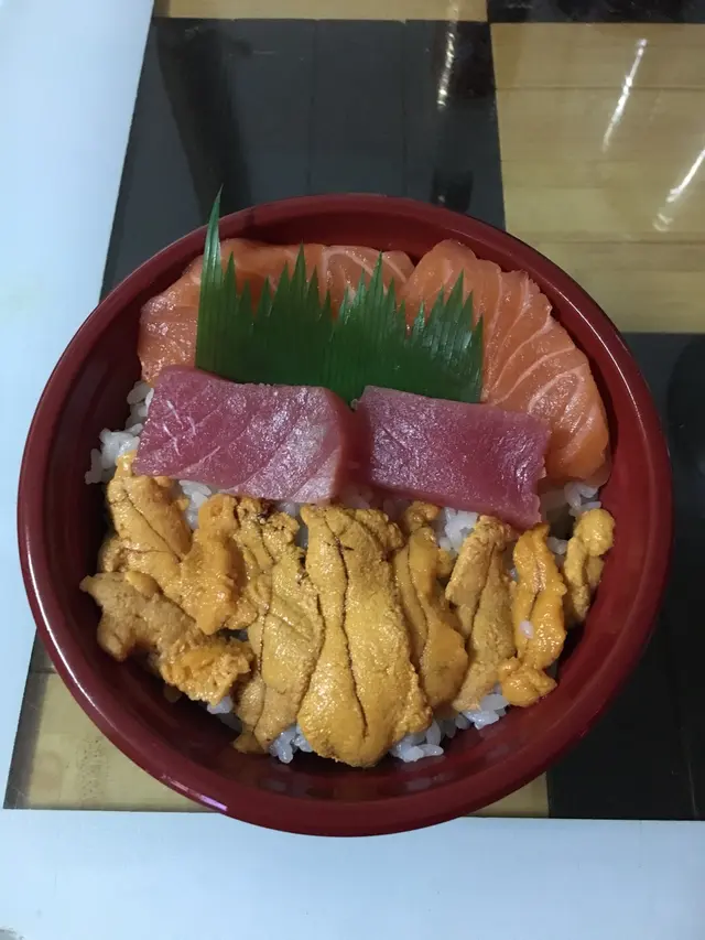 $1xx 呢碗丼食,因為海膽而買,但魚生吞拿魚肥美,重點係即叫即整,好好食