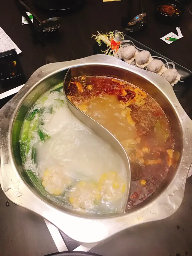 本來有沙爹鴛鴦，不過老公話想試下麻辣，仔仔又唔食得辣😋拼左兩個鍋額外加少少錢