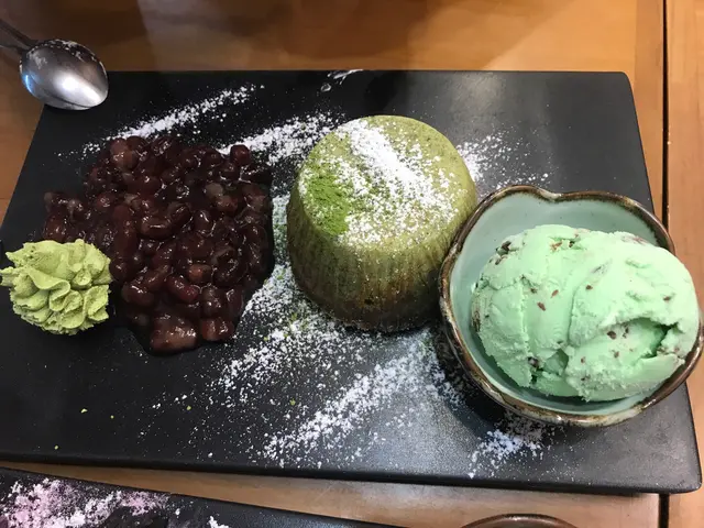 綠茶流心綠茶頗重，配上紅豆配料係意料中事，而且味道不過不失，唔難食但又說不上好好食