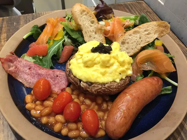 沙律菜新鮮，加上香甜的西柚和魚油脂香的煙三文魚，正！☺️
煙肉只有剛好的脂肪，不會太肥或太瘦，煎得也相當可口。👍🏻
芝士大肉腸啖啖肉，惹味得很！
旁邊還有茄汁豆、蕃茄仔和法包，相當齊全呢！