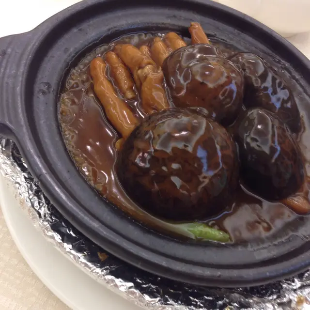 鮑汁北菇扣鵝掌