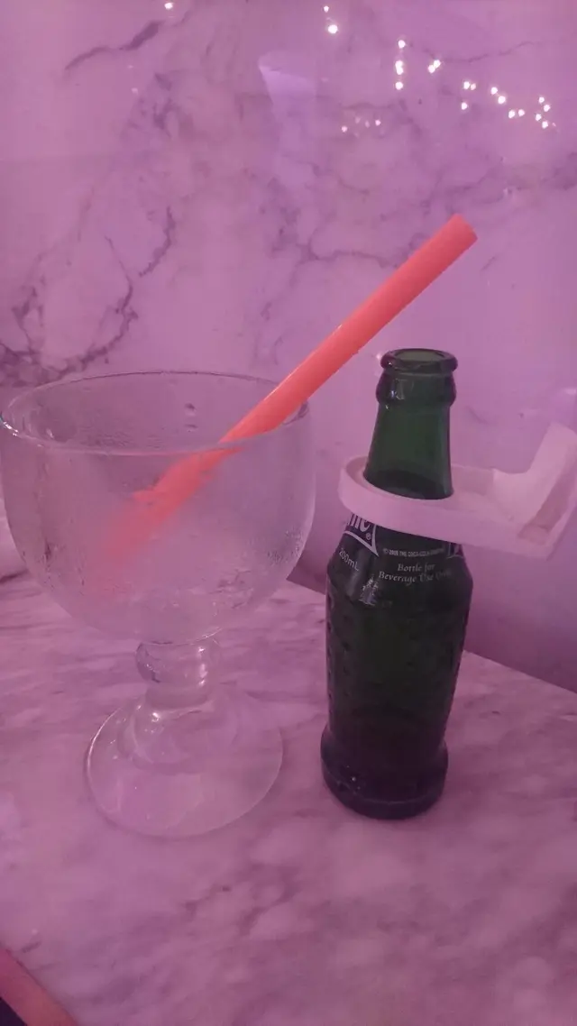 當沙冰差不多飲完時，記得不要太大動作，否則隨時會出洋相......