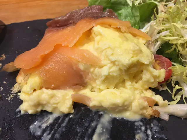 三文魚炒蛋多士