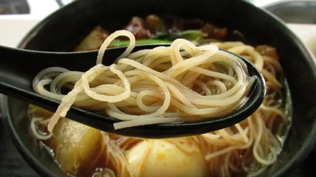 喜歡舀一羹湯放上米粉,大大啖吃