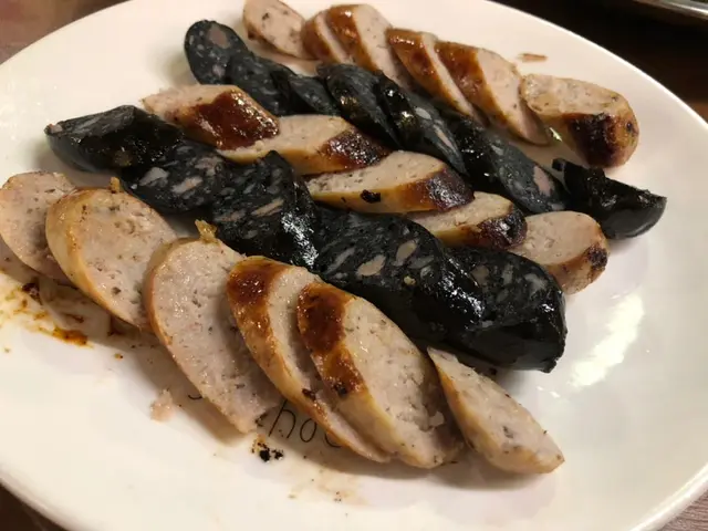 這都是在這裡買再立即煮的，其實這裡有凍肉出售，客人可以買完後直接在廚房煮。