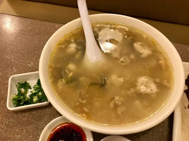 兩個人叫一碗就夠,都大碗,可以盛滿小碗子幾次