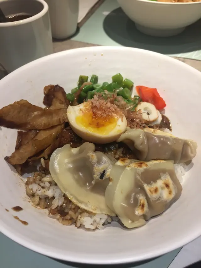 豬頸肉煎餃子滷肉飯