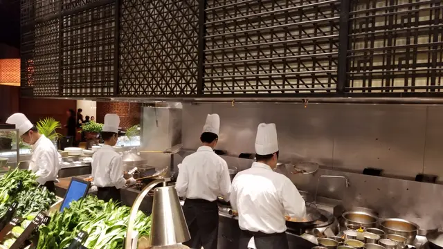 Open Kitchen. 真係成班廚晌你面前煮~!