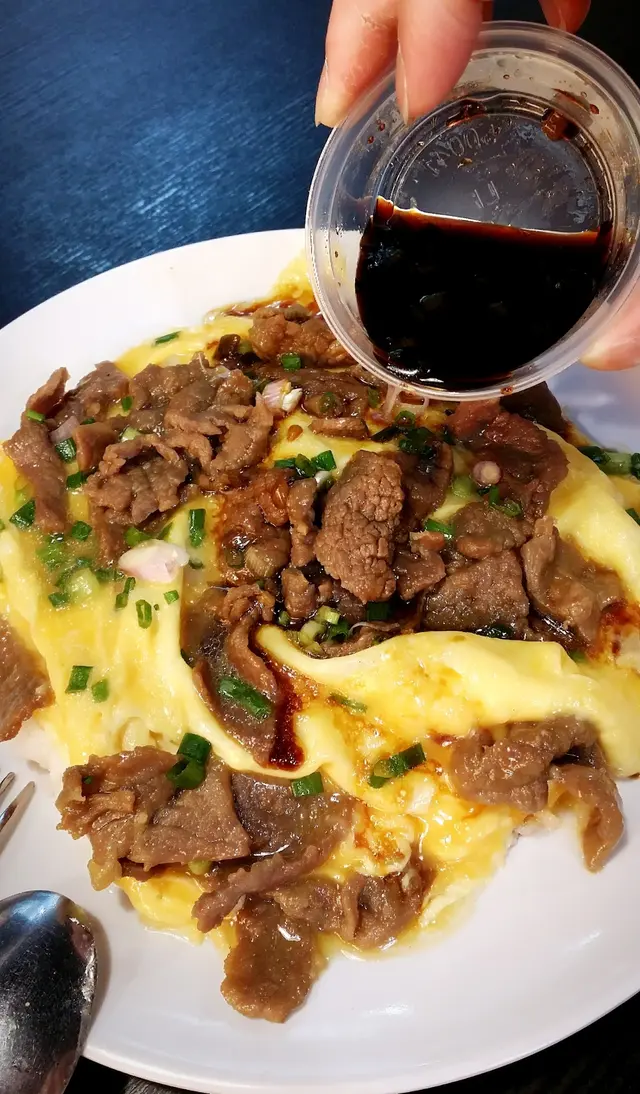 仲有加分位就係放在旁邊嘅熟油豉油 油香令成件事更完美更滋味！令主角滑蛋無需調味已足夠有餘 趁熱食真心好滿足