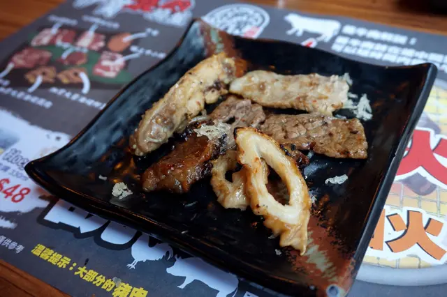 手切哈姆豬大腸、伯爵茶漬羊肉、漬壺牛、牛舌、伊比利亞橡果一口豬、芝麻雞翼、黑椒腸