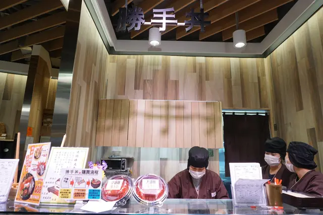 我家主廚率先失守,在「勝手丼」店前駐足不前。