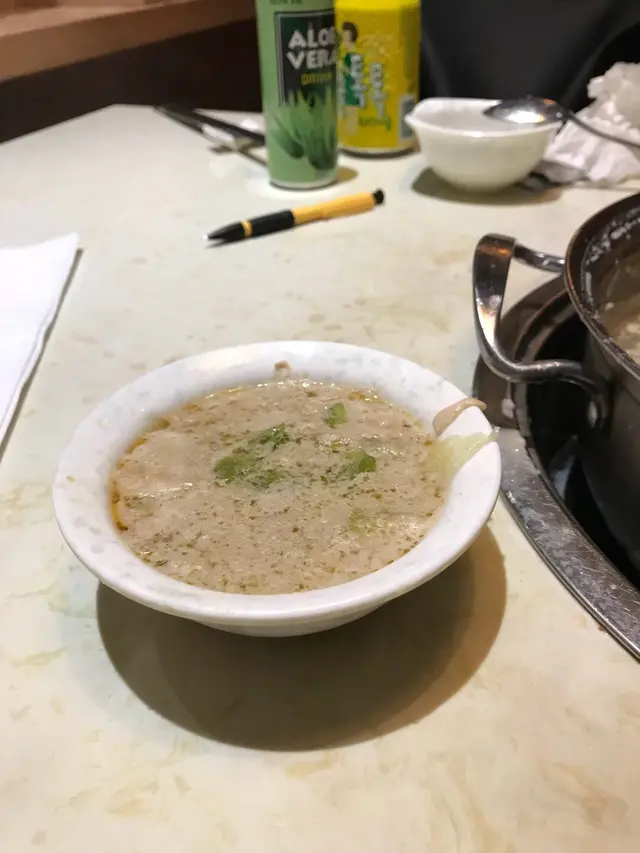 張相其實係粥底+火鍋，難吃到極點又多油，你見油都要整一碗出黎